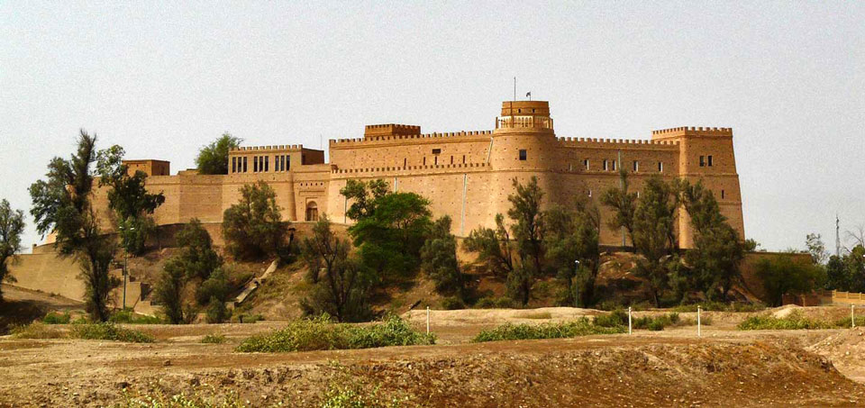 قلعه‌ای با معماری قرون وسطایی اروپا.